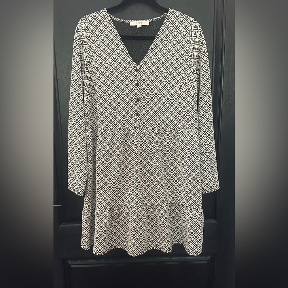Loft, Button Front Tiered Dress, Pretty Jacquard Fabric
Sz M
Excellent Condition